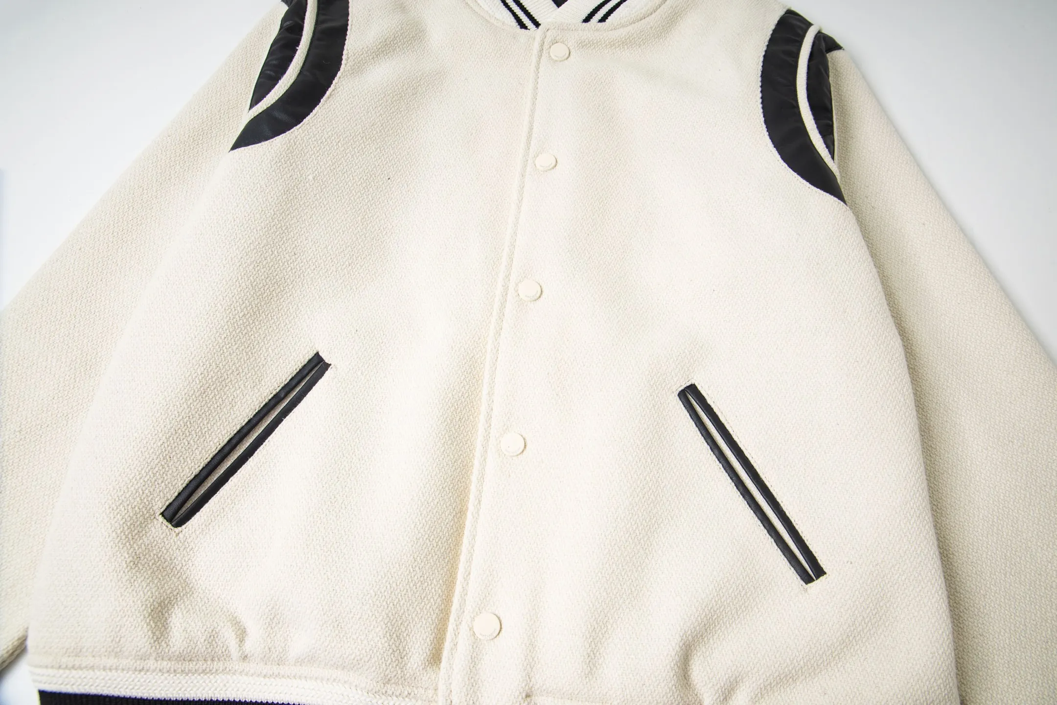 P520 wool version. High version ready in stock. Saint Laurent Paris slp classic leather patchwork black and white baseball collar jacket. The original version is 1:1 to develop the highest version on the Internet. It took 2 months to customize pure wool fabric and jacquard ribbing (ordinary machines cannot achieve this jacquard effect). The version is super handsome. The patchwork position is very particular about parking technology. Whether the whole dress looks good depends on the position 46-48-50-52.